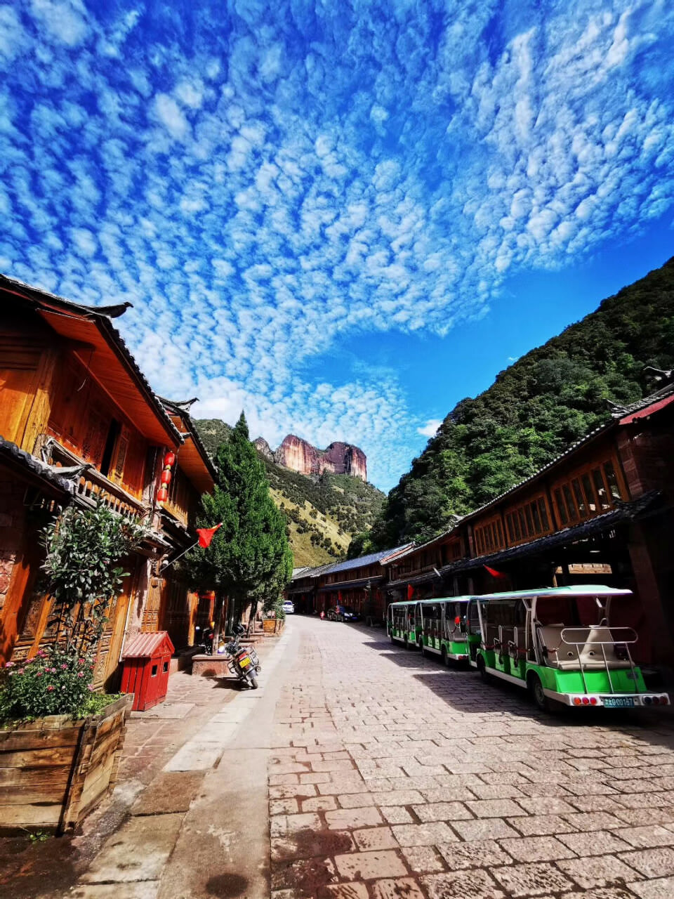 麗江戶(hù)外徒步線(xiàn)路,麗江戶(hù)外拓展,麗江戶(hù)外徒步,麗江企業(yè)團建,麗江老君山徒步