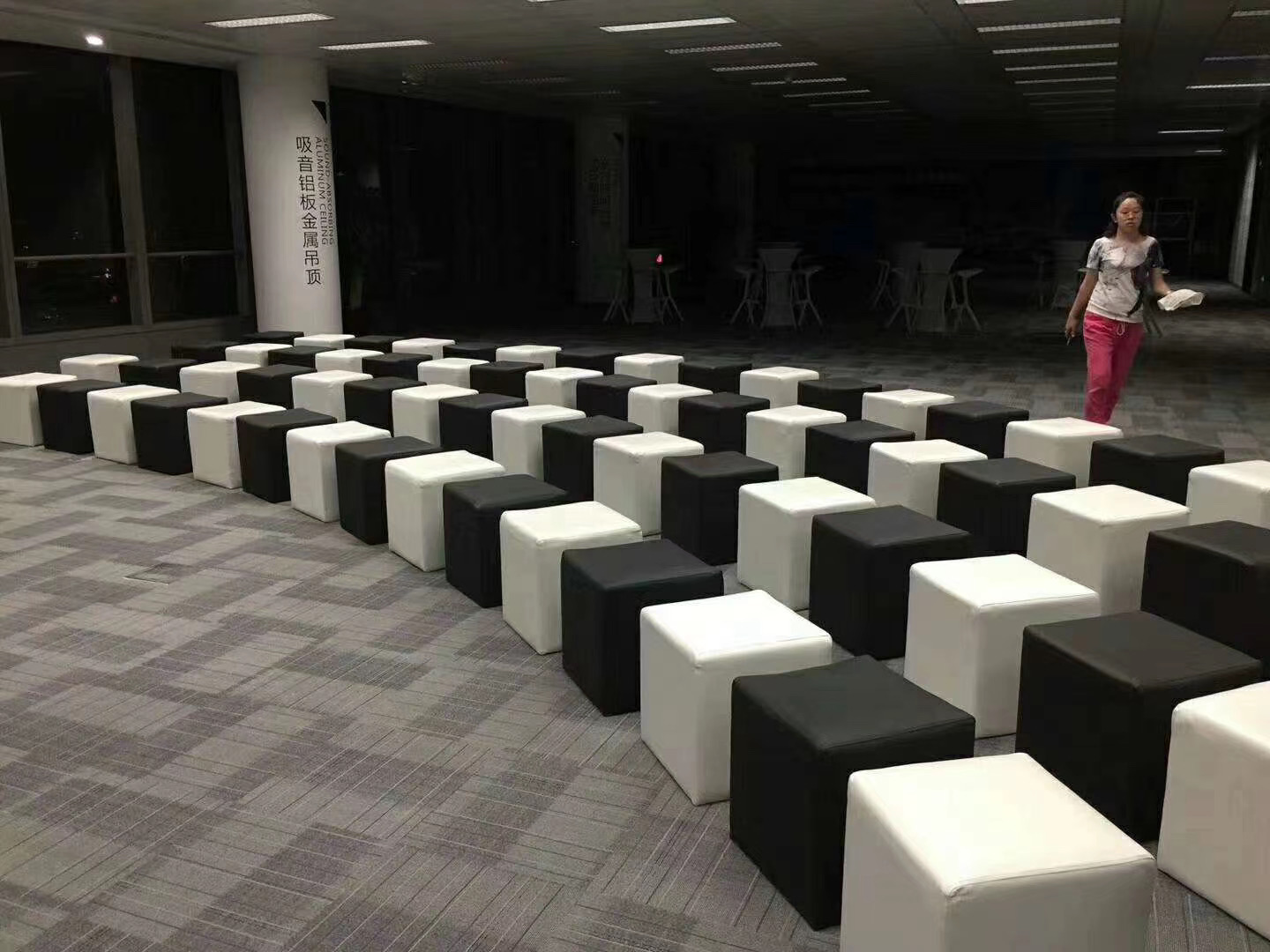 麗江會(huì )展租賃沙發(fā)凳