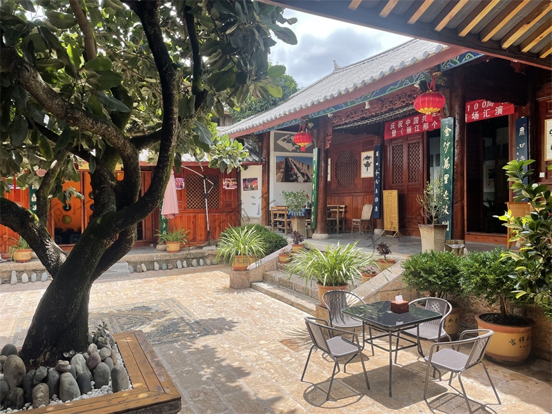 麗江古城接風(fēng)樓開(kāi)館暨麗江民族文化傳習院掛牌儀式在獅子山接風(fēng)樓舉行